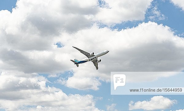 Passagierflugzeug Airbus A330neo im Flug  Luftfahrtausstellung  Paris  Frankreich  Europa