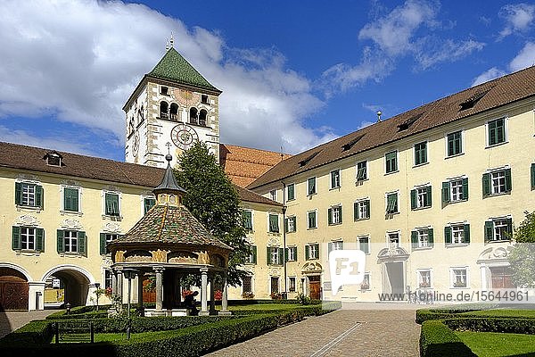 Augustiner-Chorherrenstift  Innenhof mit Brunnenhaus  Kloster Neustift bei Brixen  Südtirol  Italien  Europa