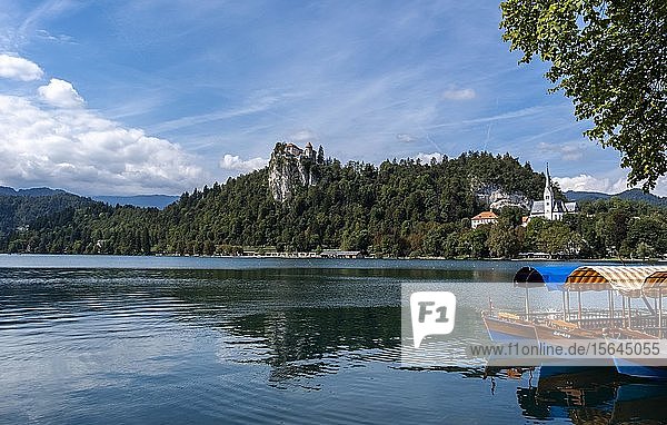 Lake Bled  with castle and church of Bled  Bled  Upper Ukraine Region  Slovenia  Europe