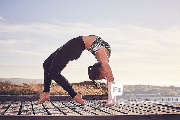Junge Frau  Yoga  Gymnastik am Strand  Kapstadt  Südafrika  Afrika