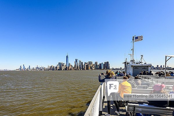 Blick vom Ausflugsboot Statue Cruises auf die Skyline von Lower Manhattan mit Wolkenkratzern  Hudson River  New York City  New York  USA  Nordamerika