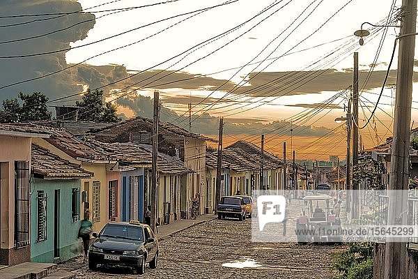 Straße durch die Stadt in Abendstimmung  Trinidad  Kuba  Mittelamerika