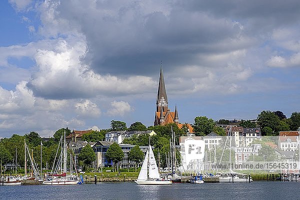 Segelschiffe im Flensburger Hafen  mit Kirche St. Jürgen  Flensburger Innenförde  Flensburg  Schleswig-Holstein  Deutschland  Europa