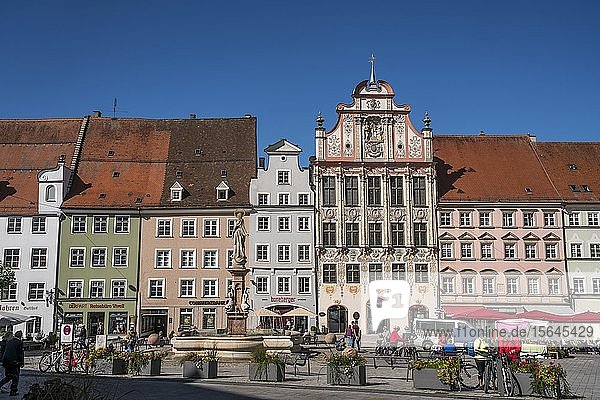 Hauptplatz und Rathaus in der historischen Altstadt in Landsberg am Lech  Oberbayern  Bayern  Deutschland  Europa