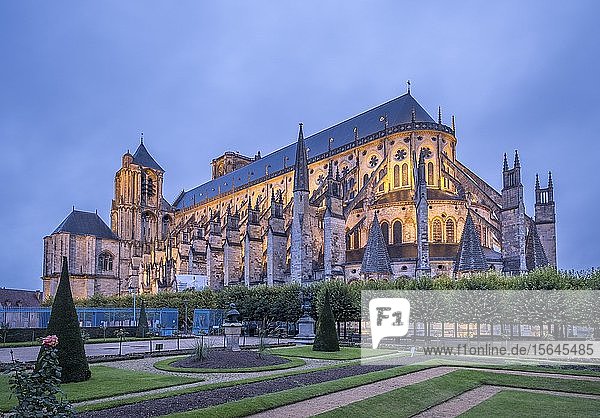 Kathedrale von Bourges Bourges in der Abenddämmerung  Departement Cher  Region Centre-Val de Loire  Frankreich  Europa