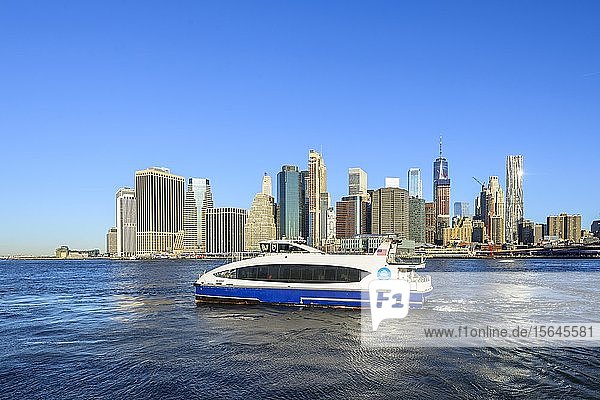Fähre  NYC-Fähre auf dem East River  Blick vom Pier 1 auf die Skyline von Manhattan  Dumbo  Downtown Brooklyn  Brooklyn  New York
