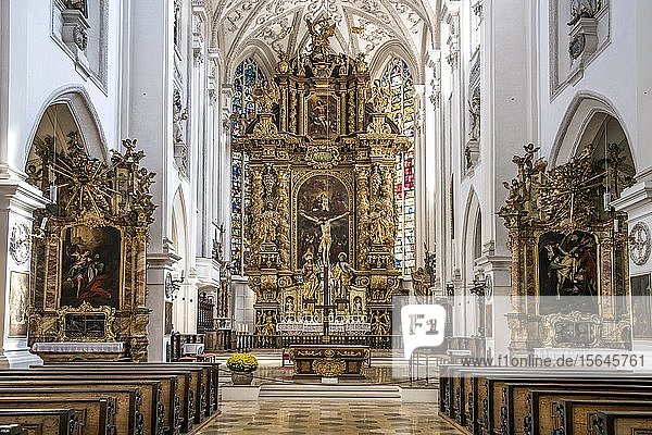 Innenraum und Altar der Pfarrkirche Mariä Himmelfahrt  Landsberg am Lech  Oberbayern  Bayern  Deutschland  Europa