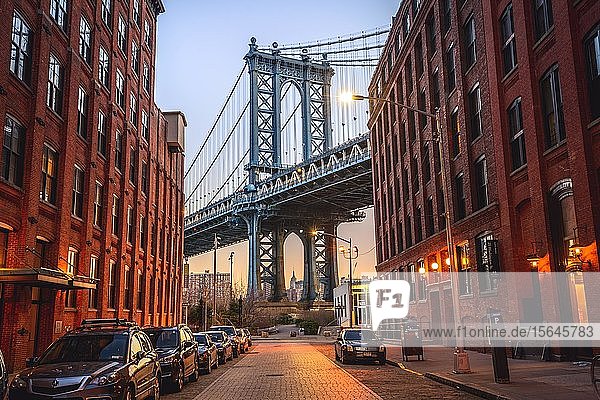 Blick von der Main Street auf die Manhattan Bridge und das Empire State Building  Morgenstimmung  blaue Stunde  Dumbo  Brooklyn  New York  USA  Nordamerika