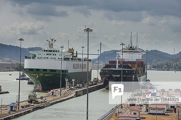 Frachtschiffe passieren die Miraflores-Schleusen  Panamakanal  Panama-Stadt  Panama  Mittelamerika
