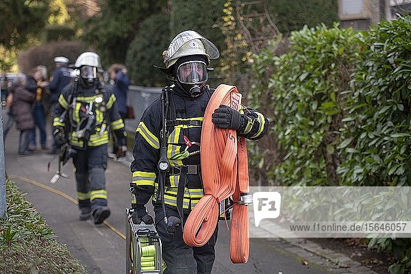 Feuerwehrmann mit Atemschutzgerät im Einsatz  Stuttgart  Deutschland  Europa