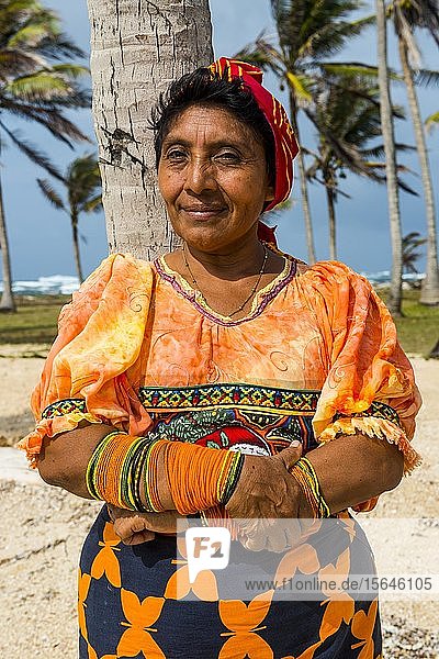 Traditionell gekleidete Kuna Yala Frau  Achutupu  San Blas Inseln  Kuna Yala  Panama  Mittelamerika