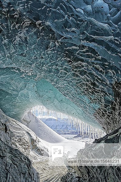 Blick aus einer Höhle in Nordenskjöldbreen  Spitzbergen  Norwegen  Europa