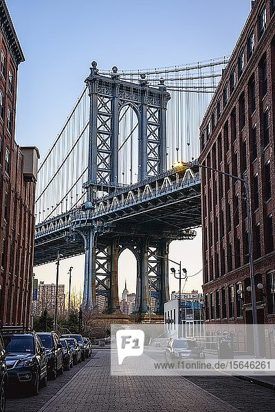 Blick von der Main Street auf die Manhattan Bridge und das Empire State Building  Morgenstimmung  Dumbo  Brooklyn  New York  USA  Nordamerika