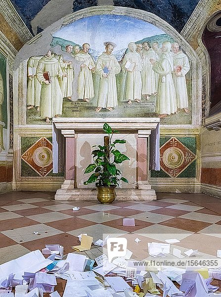 Fürbitte vor einem Altar mit dem Heiligen Franziskus  Fresko von Tiberio d'Assisi  Capella dei Roseto  Basilika Santa Maria degli Angeli  Assisi  Provinz Perugia  Umbrien  Italien  Europa