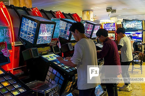 Teenager spielen Jubeat  japanisches Arcade-Spiel  Anata no Warehouse Arcade  Cyberpunk-Stil  Kawasaki  Japan  Asien