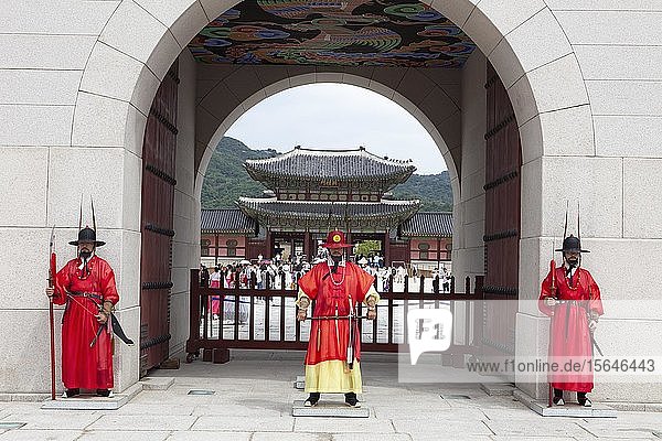Palastwächter im Königspalast Gyeongbokgung  Seoul  Südkorea  Asien