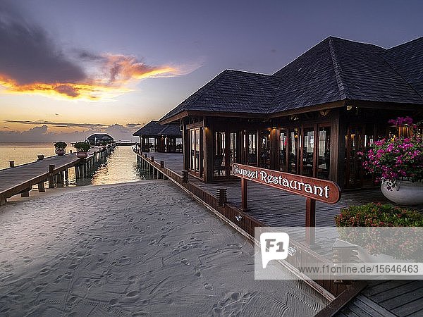 Sonnenuntergang am Strand mit Restaurant auf der Malediveninsel Süd Male Atoll  Malediven  Asien