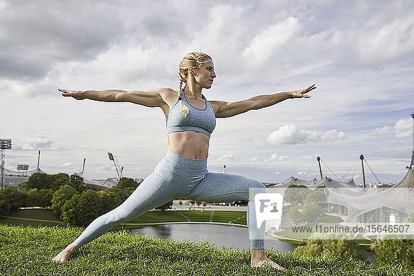 Junge Frau beim Yoga  Gymnastik  Olympiapark  München  Deutschland  Europa