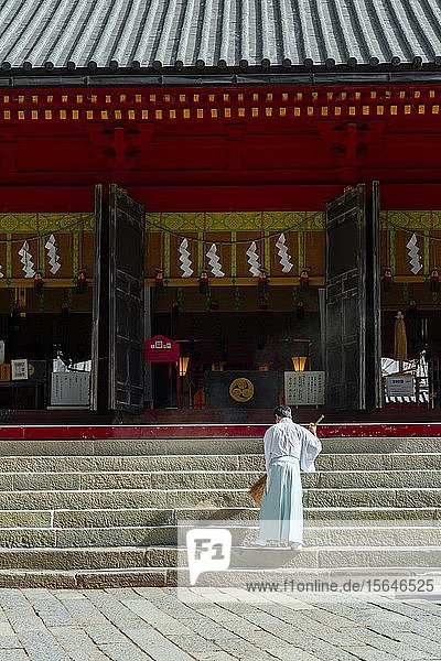 Mönch kehrt eine Treppe mit einem Besen  Nikk? Futarasan-Schrein  Schreine und Tempel von Nikko  UNESCO-Weltkulturerbe  Nikko  Japan  Asien