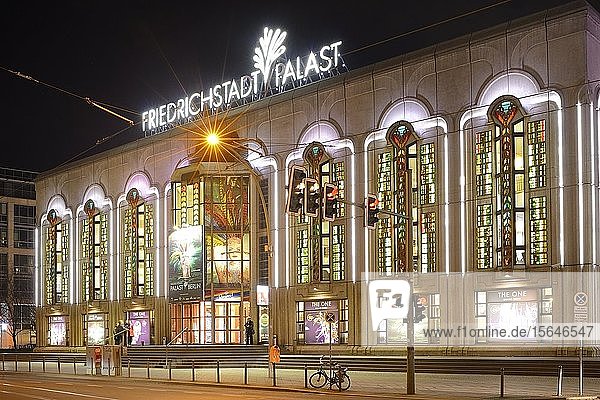 Beleuchteter Friedrichstadt-Palast bei Nacht  Revuetheater  Berlin-Mitte  Berlin  Deutschland  Europa