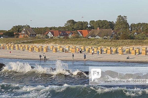 Stürmische Brandung am Strand von Wustrow  Mecklenburg Vorpommern  Deutschland  Europa