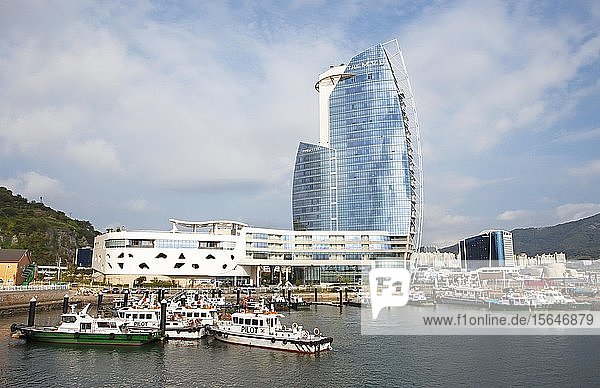 MVL Hotel an der Bucht von Yeosu  vor Booten im Hafen  Yeosu  Jeollanam-do  Südkorea  Asien