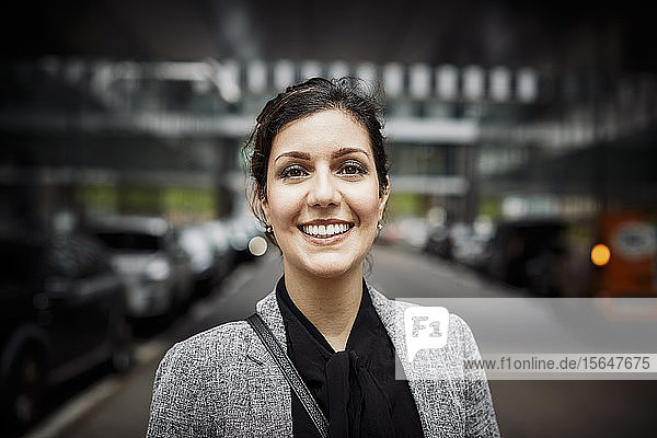 Porträt einer lächelnden  selbstbewussten Rechtsanwältin bei Formalitäten am Arbeitsplatz