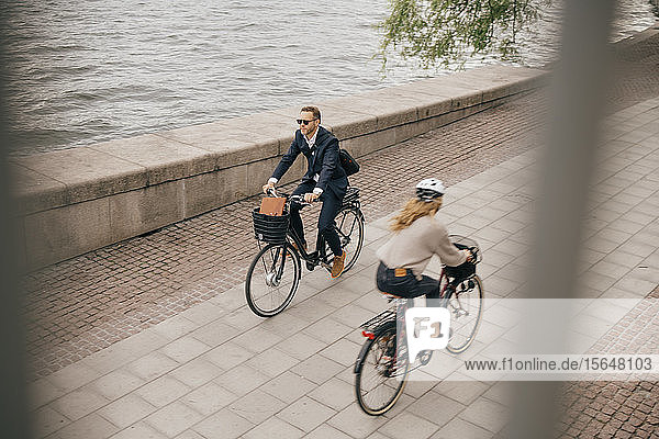 Hochwinkelaufnahme von Fahrradfahrern auf einem Fußweg in der Stadt