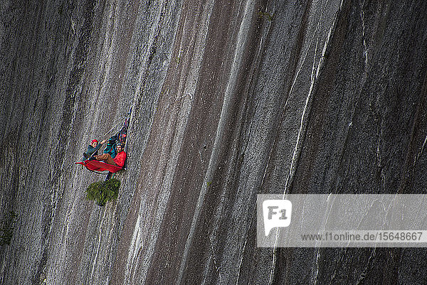 Bergsteiger ruhen sich auf der Portaledge aus Squamish Kanada