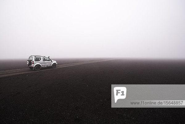 Geländewagen auf Feldweg bei Nebel Landmannalaugar Island