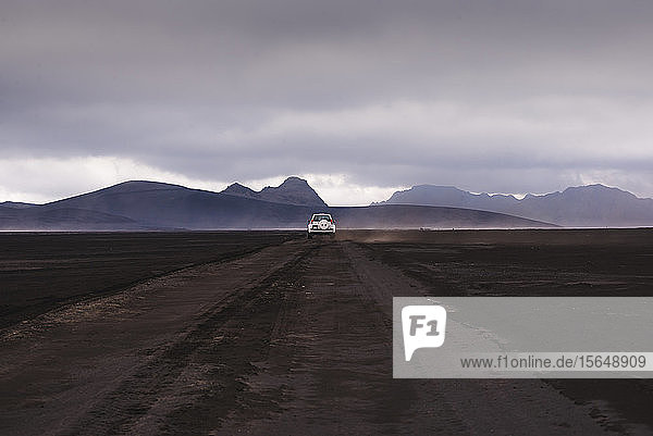 Geländewagen auf unbefestigter Piste in Richtung Berge  Landmannalaugar  Island