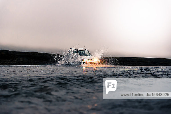 Geländewagen im Fluss fahrend Landmannalaugar Island