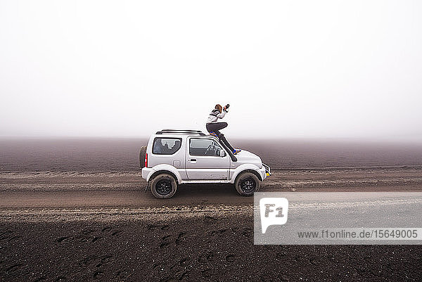 Frau fotografiert vom Dach eines Geländewagens aus  Landmannalaugar  Island