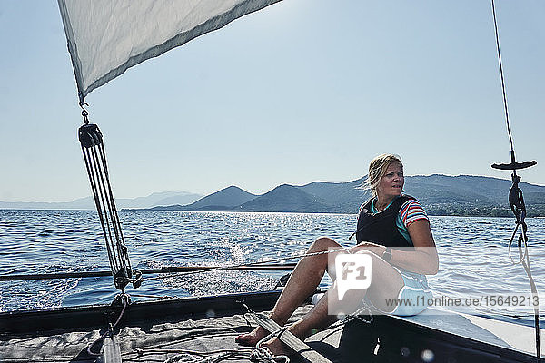 Frau auf Segelboot im Meer vor Paleros  Griechenland