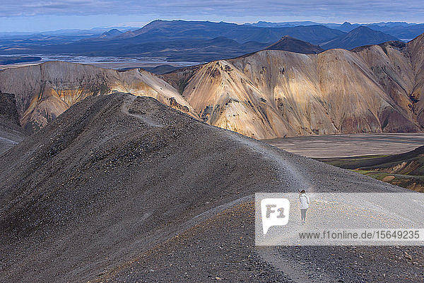 Frau auf einem Hügelrücken Landmannalaugar Island