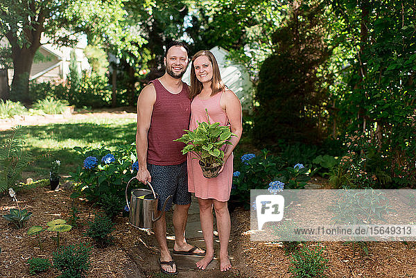 Ehepaar Gartenarbeit im Hinterhof