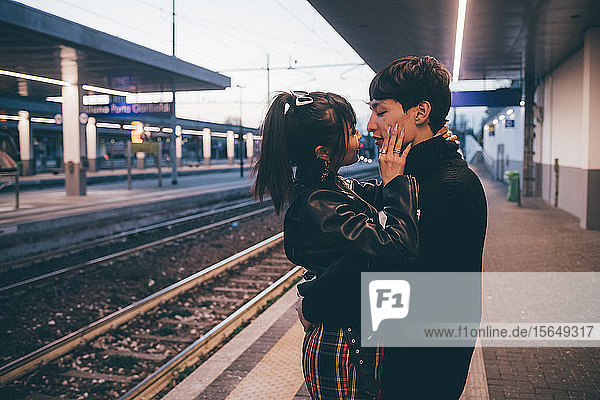 Zärtliches junges Paar auf dem Bahnsteig des Bahnhofs  Mailand  Italien