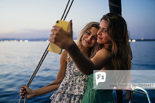 Freunde nehmen Selfie auf Segelboot  Italien