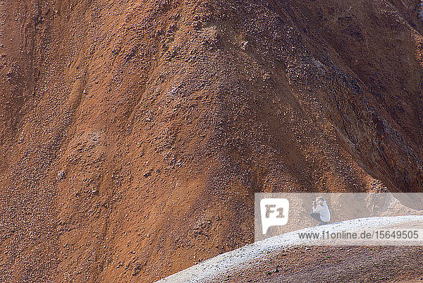 Wanderer beim Fotografieren auf dem Gipfel Brennisteinsalda und Bláhnjúkur Landmannalaugar Hochland Island