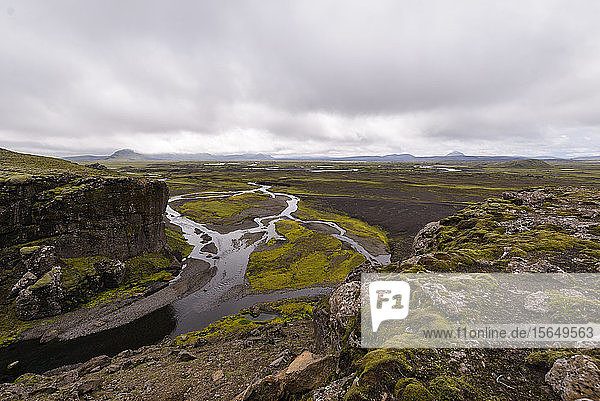 Flüsse und Quellen durch zerklüftete Landschaft Landmannalaugar Island