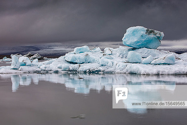In der Gletscherlagune schwimmende Eisberge  Jokulsarlon Lagune  Island
