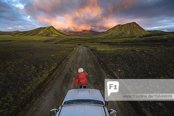 Reisende die im Fahrzeug einen malerischen Blick auf die Vulkanberge genießt Landmannalaugar Hochland Island