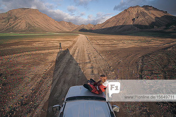 Reisende  die eine schöne Aussicht im Fahrzeug genießt  Landmannalaugar  Hochland  Island