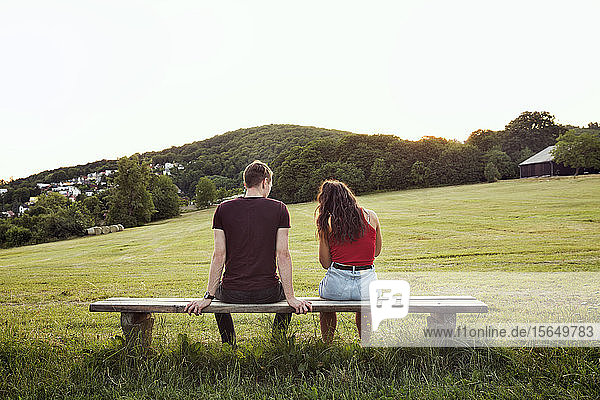 Ehepaar sitzt auf einer Bank mit Blick auf die Hügel  Wilhelminenberg  Wien  Österreich