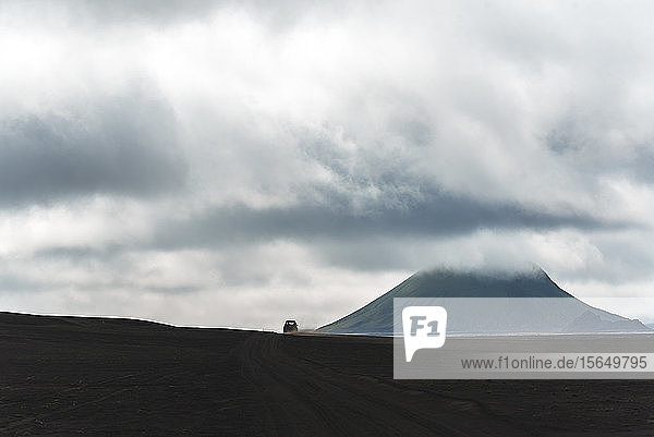 Geländewagen  Vulkan in der Ferne  Landmannalaugar  Island