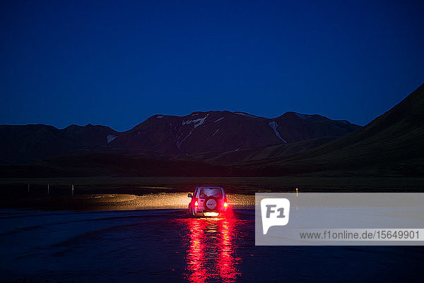 Geländewagen in der Wüste bei Nacht Landmannalaugar Hochland Island