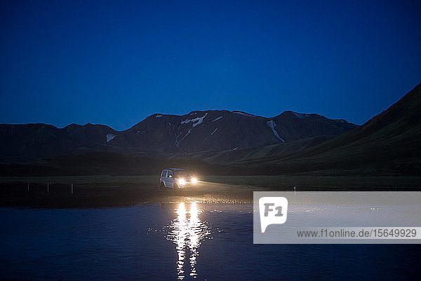 Geländewagen in der Wüste bei Nacht Landmannalaugar Hochland Island