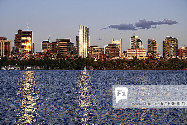 Skyline der Stadt bei Sonnenuntergang in Boston  Massachusetts  USA