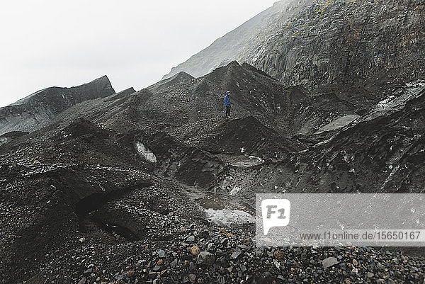 Mann geht auf einem Felsen in Skaftafell  Island