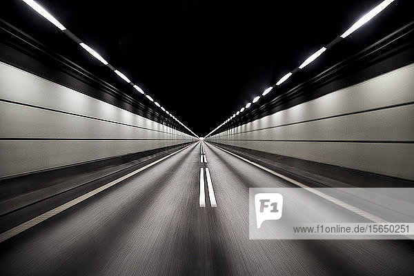 Straße im Tunnel
